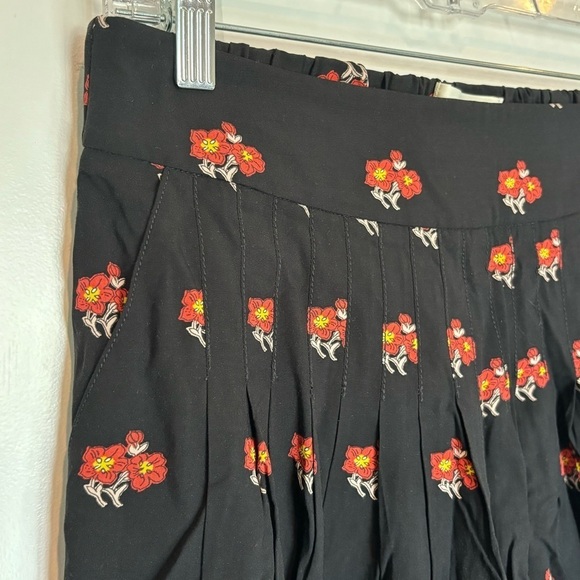 NWT Maeve Anthroplogie Black Floral Pleated Flounce Shorts XS - Picture 3 of 9